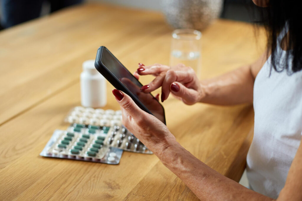 Quais cuidados ter ao comprar medicamentos importados pela internet